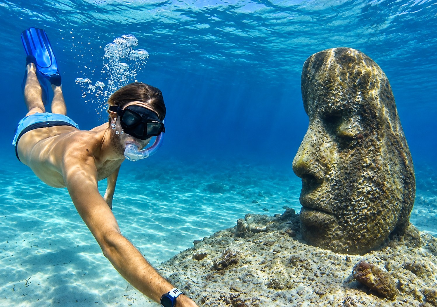 Plongeur devant une sculpture de l’écomusée sous-marin des îles de Lérins