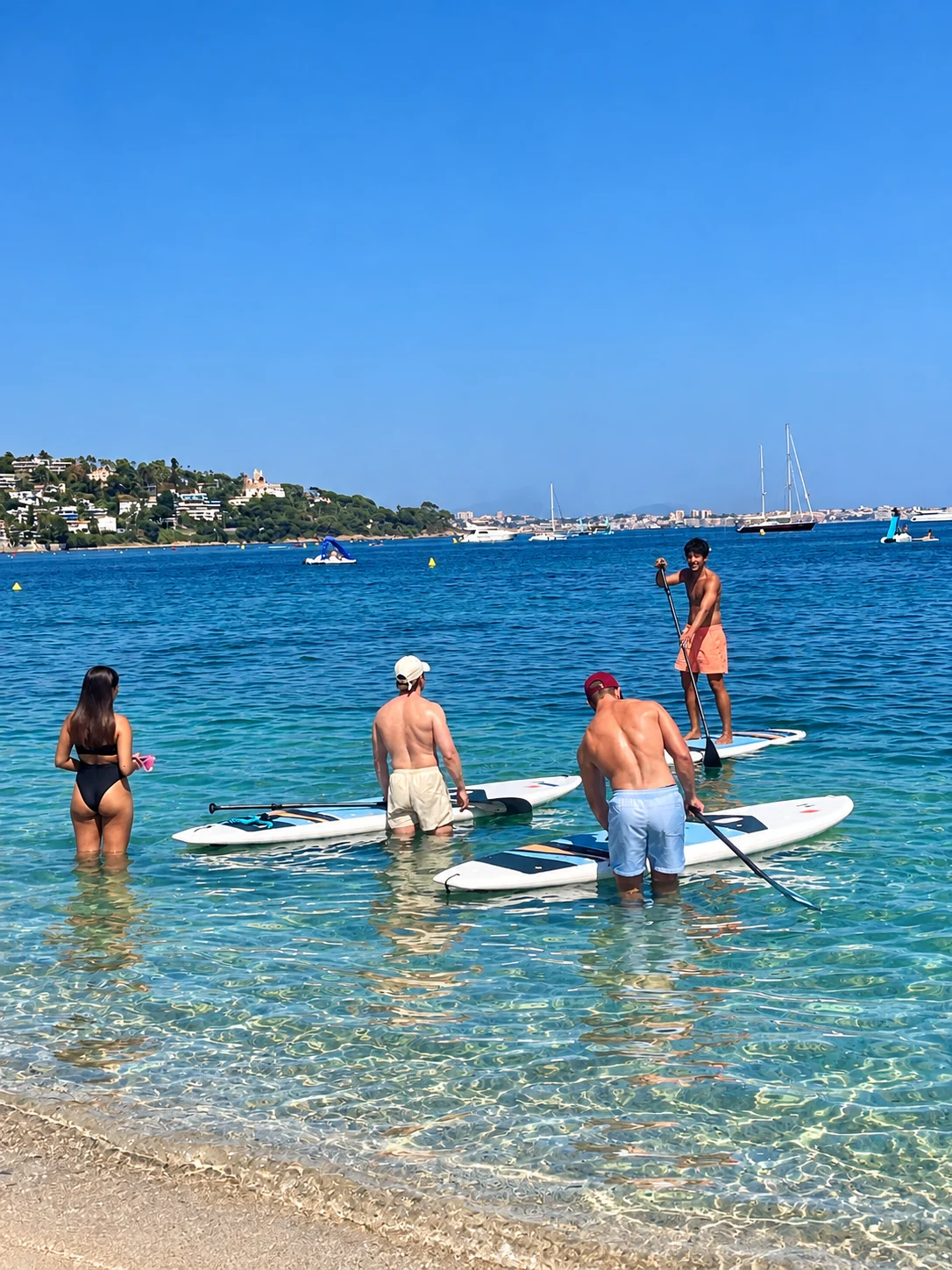 Groupe de pratiquants en paddle au départ de la plage du Palm Beach à Cannes